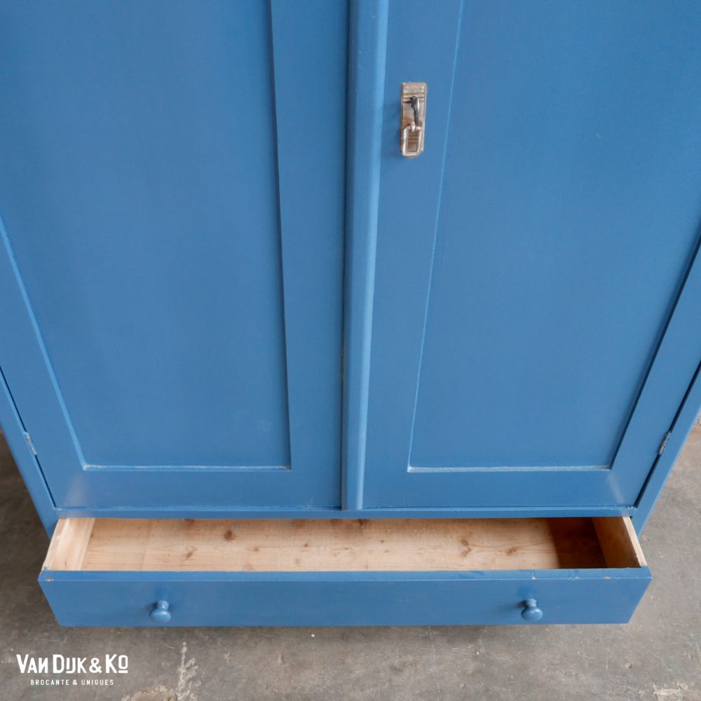 Blauwe linnenkast
