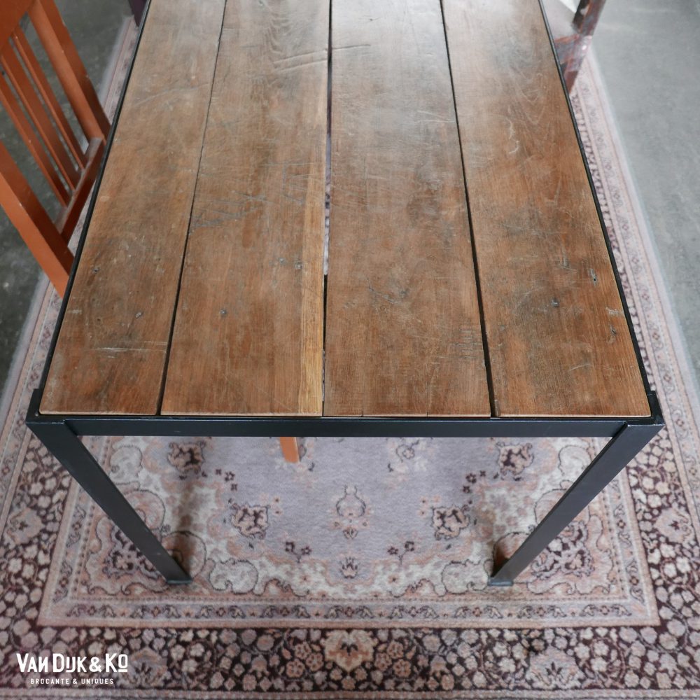 Industriële metalen tafel