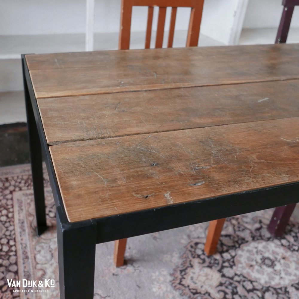 Industriële metalen tafel