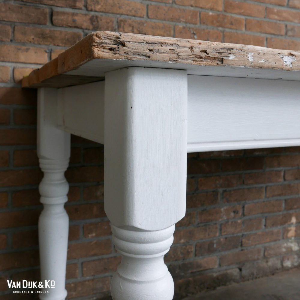 Witte houten eettafel