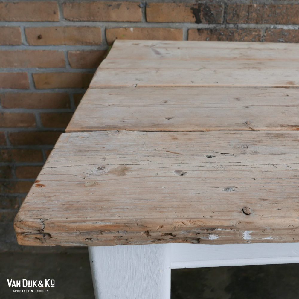 Witte houten eettafel