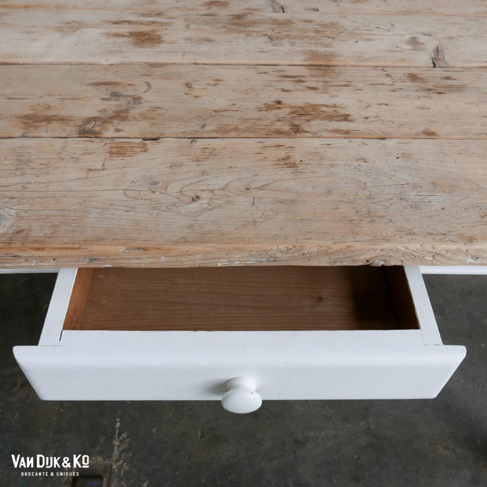 Witte houten eettafel