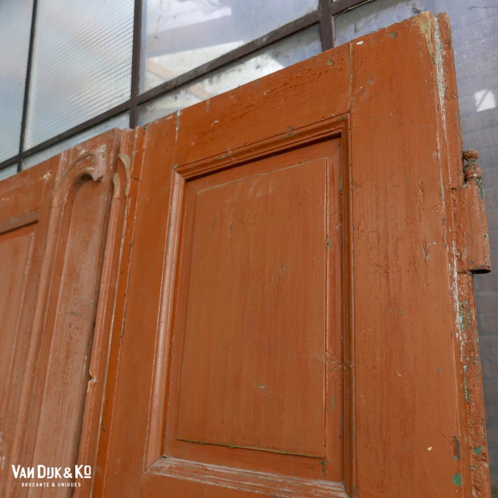 Bruine houten deuren