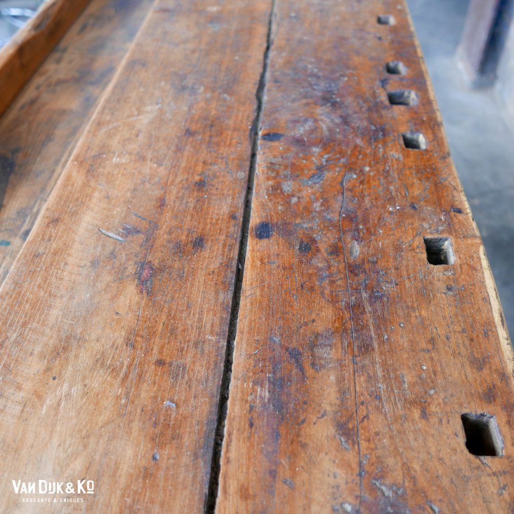 vintage houten werkbank met bankschroeven