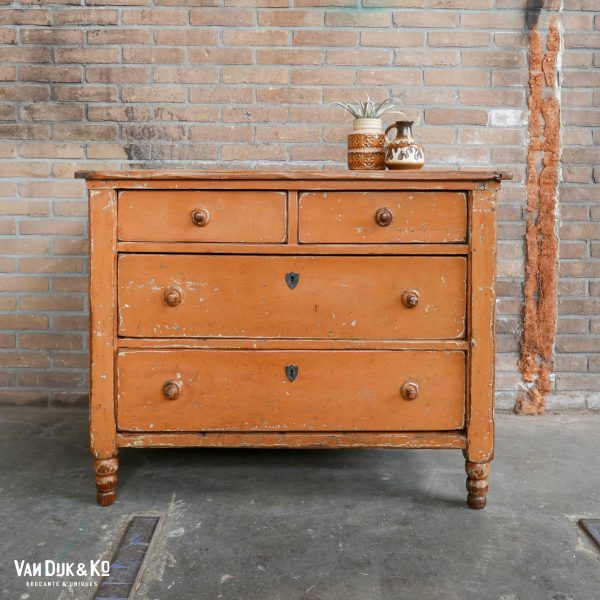 vintage kast met patina