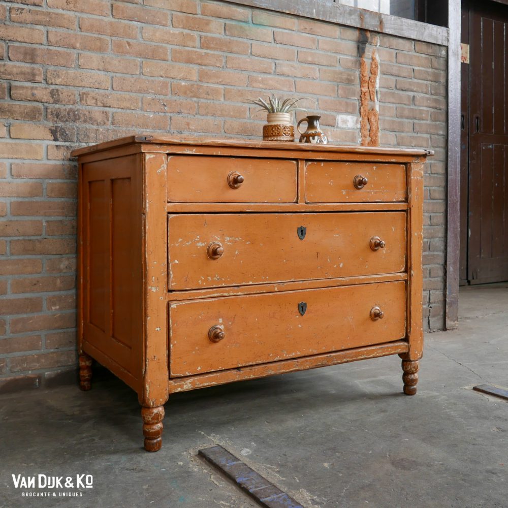 vintage kast met patina