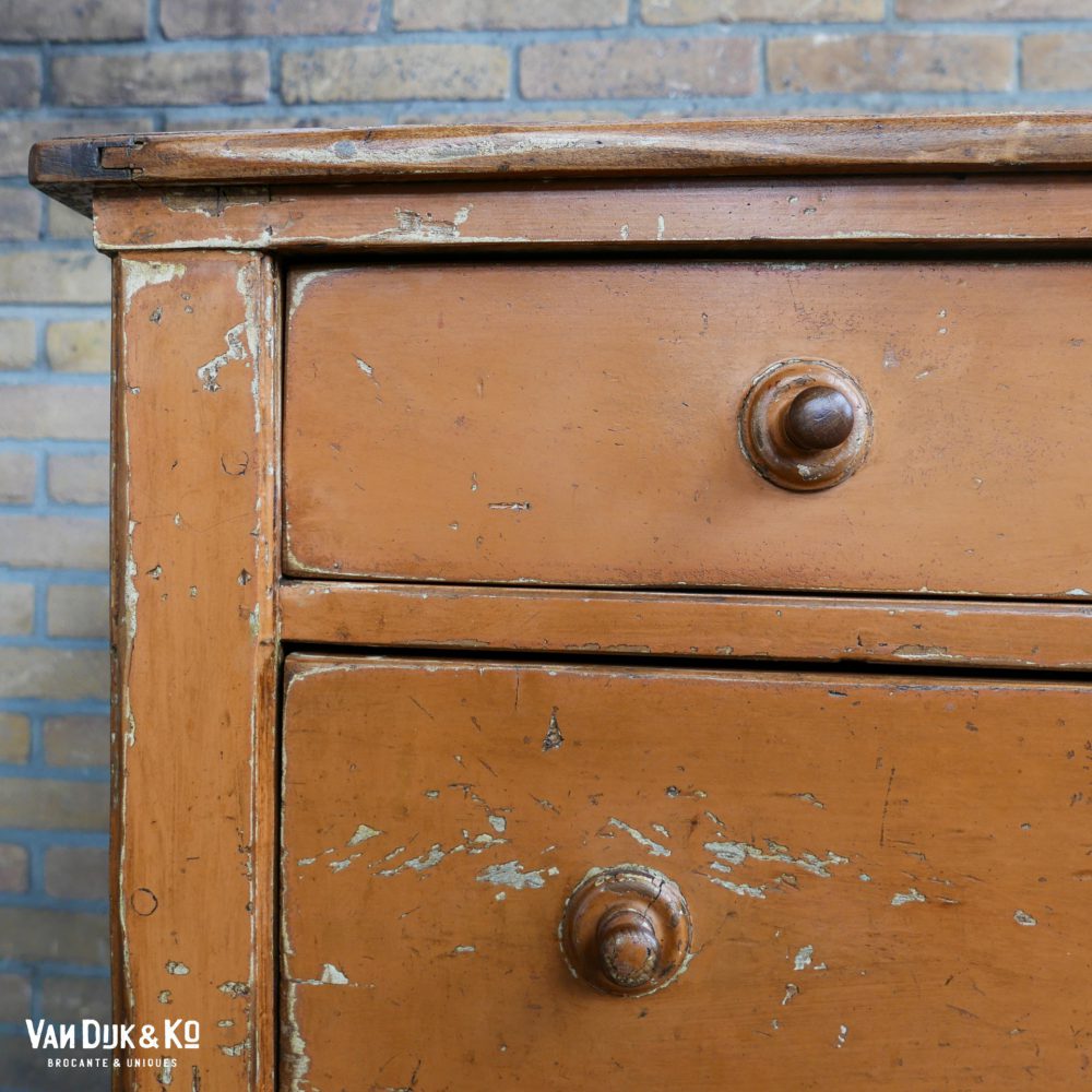 vintage kast met patina