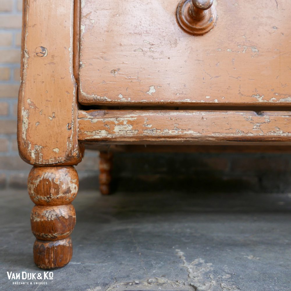 vintage kast met patina