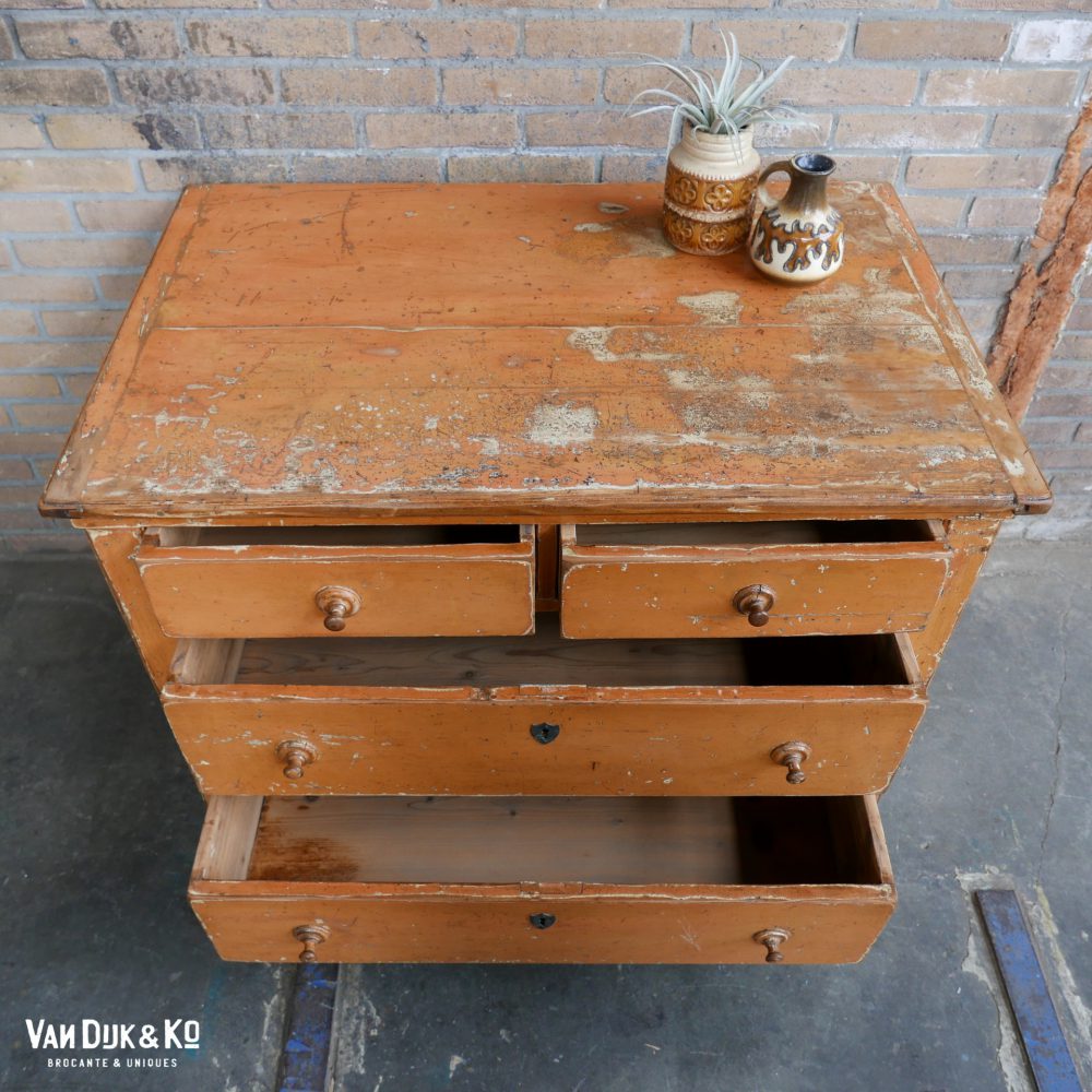 vintage kast met patina