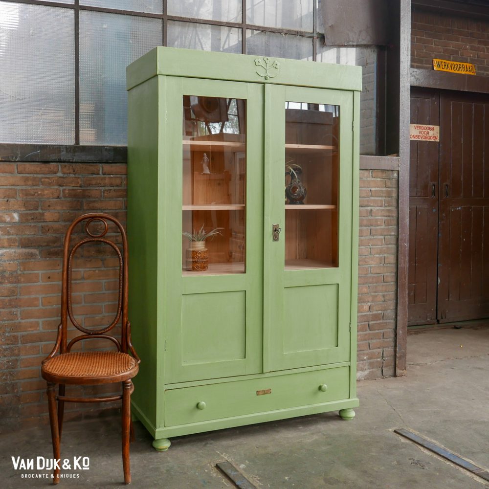 vintage groene vitrinekast