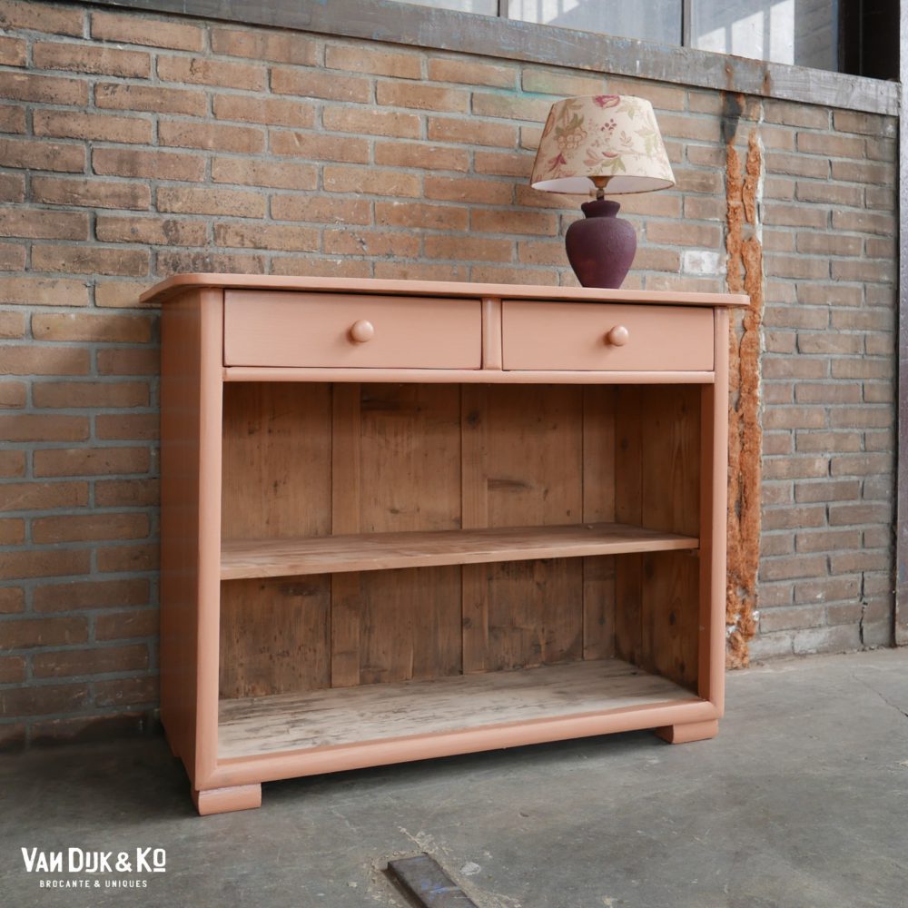 vintage roze kast