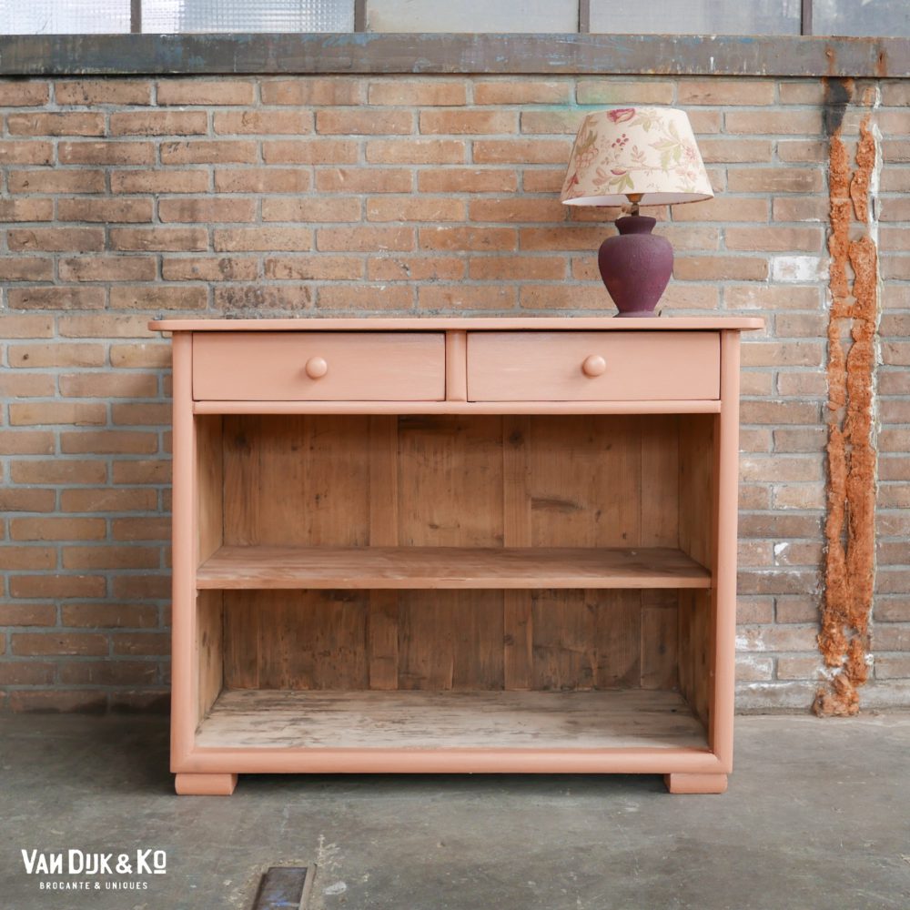 vintage roze kast