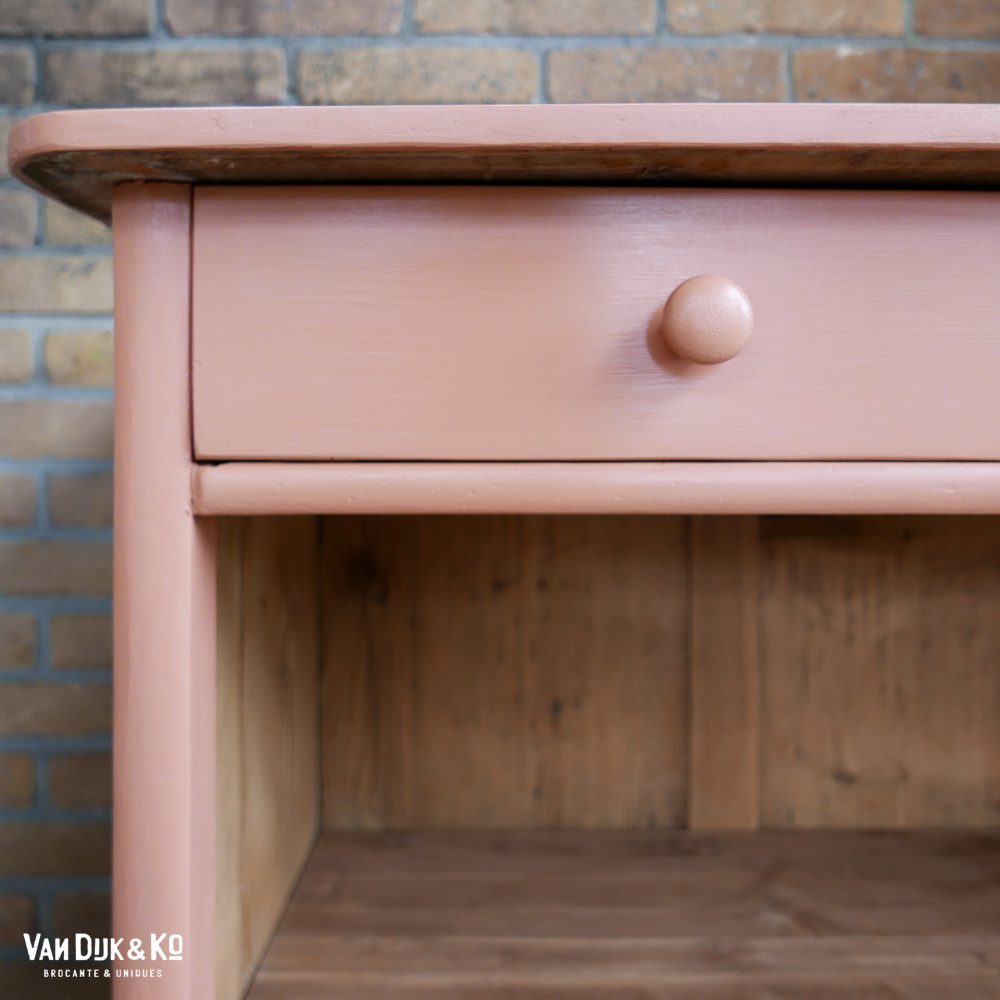 vintage roze kast