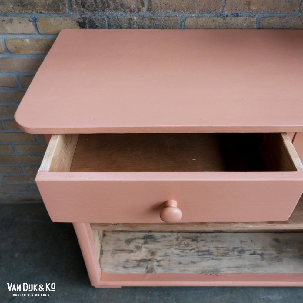 vintage roze kast