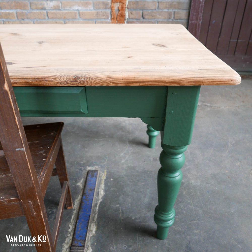 houten eettafel met groen onderstel