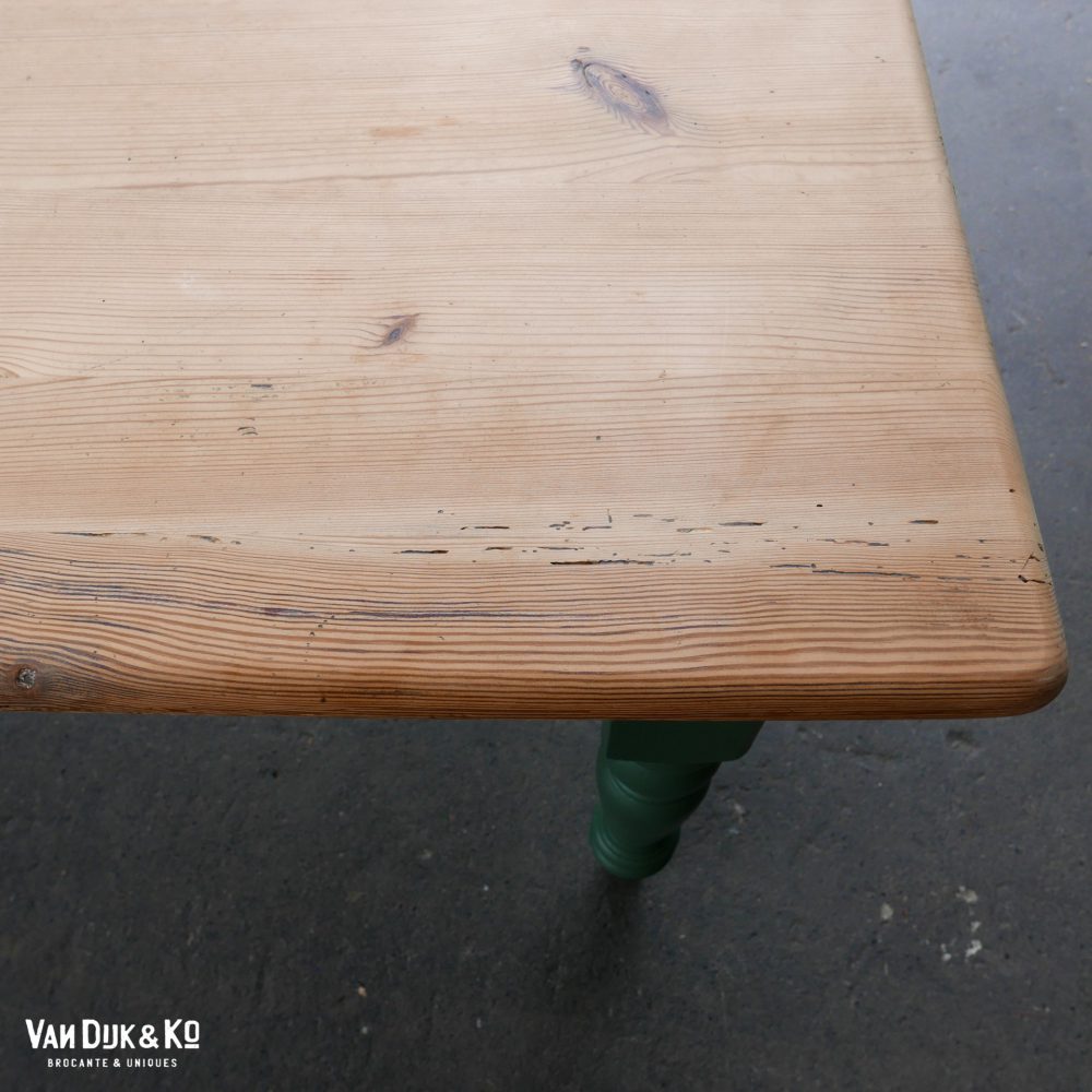 houten eettafel met groen onderstel