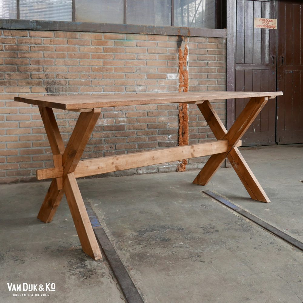 Vintage kruispoot tafel