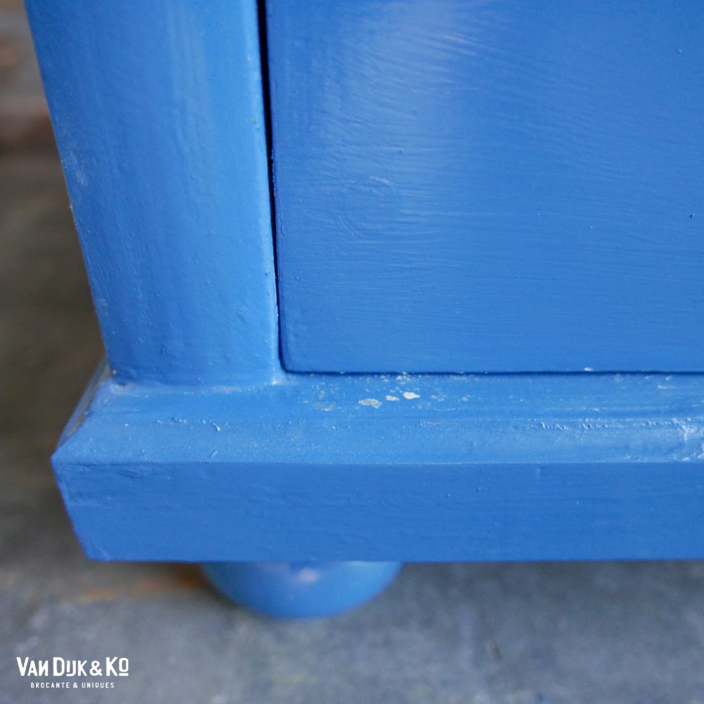 blauwe eendeurs vitrinekast
