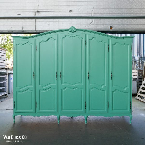 Grote groenblauwe kledingkast