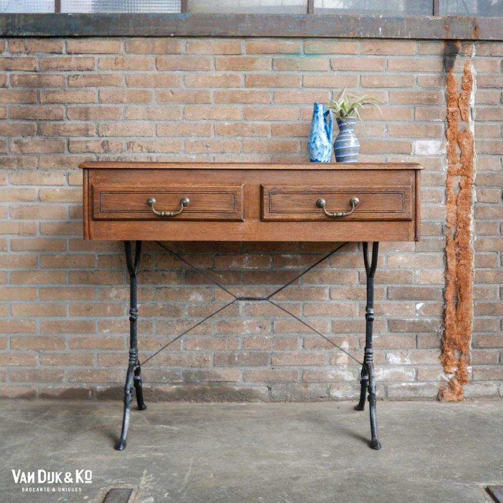 vintage bureau met ijzeren onderstel