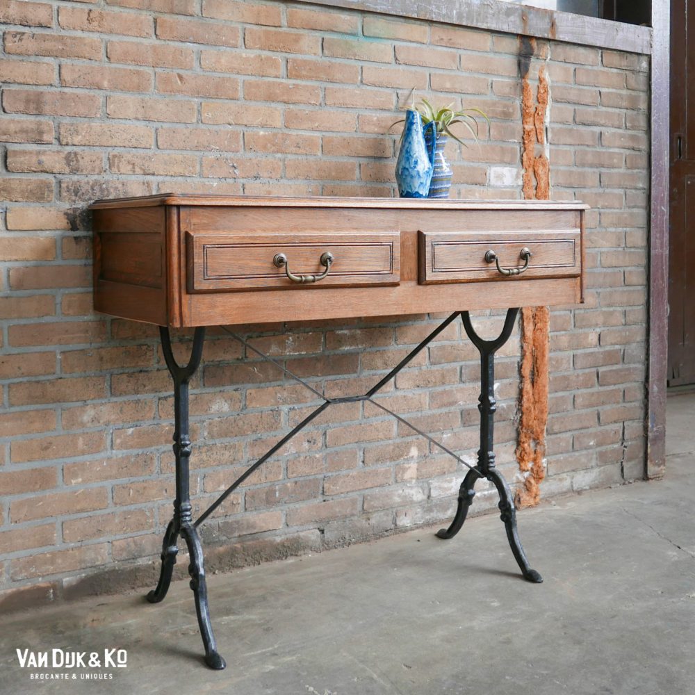 vintage bureau met ijzeren onderstel