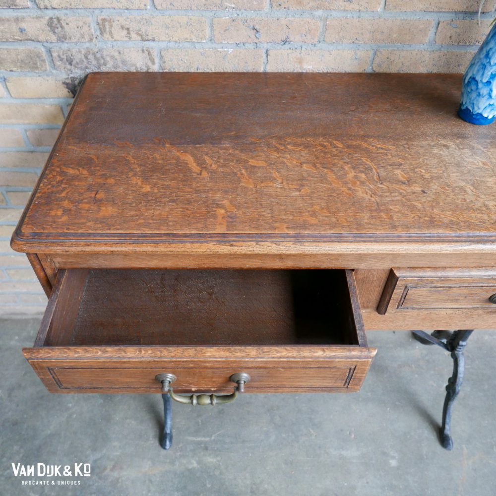 vintage bureau met ijzeren onderstel