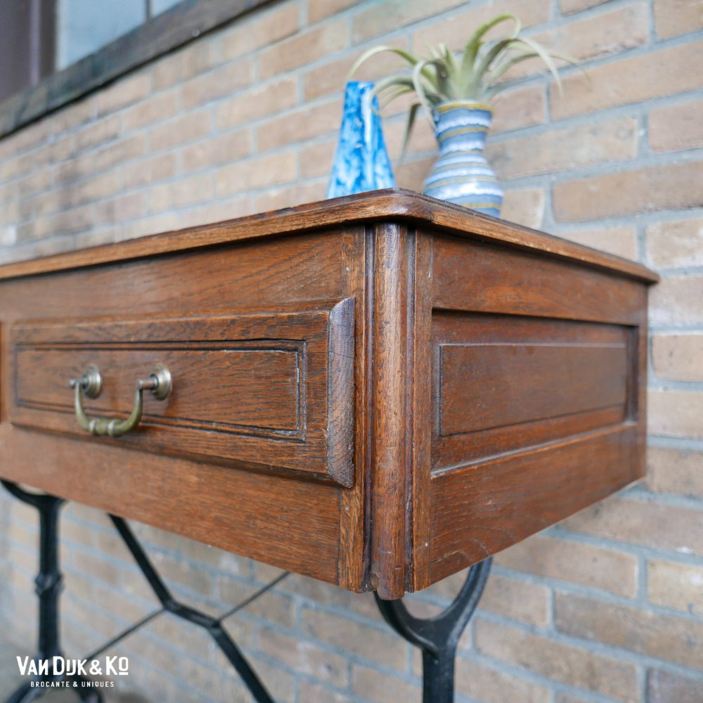 vintage bureau met ijzeren onderstel