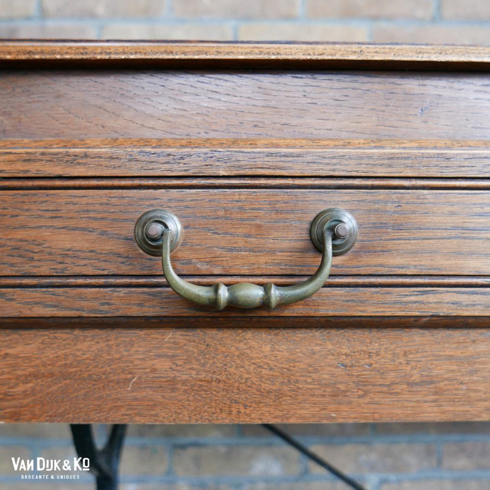 vintage bureau met ijzeren onderstel