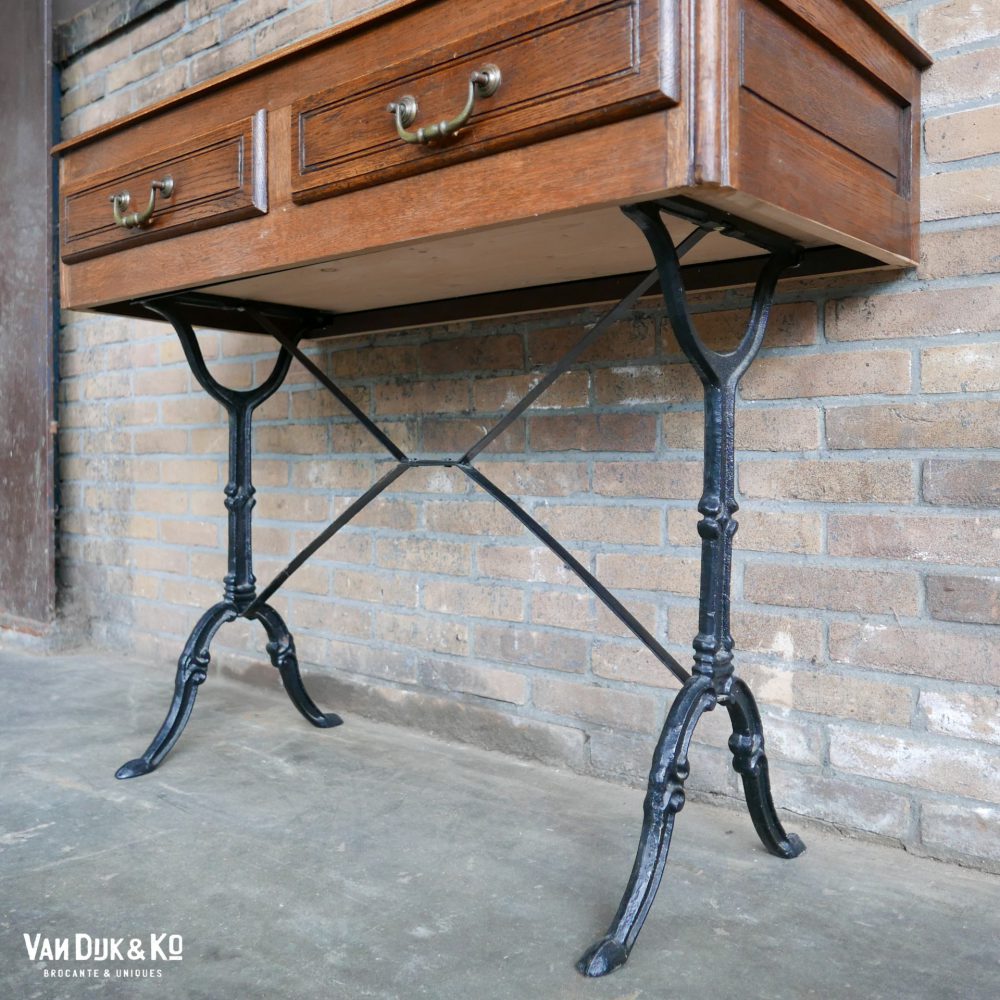 vintage bureau met ijzeren onderstel