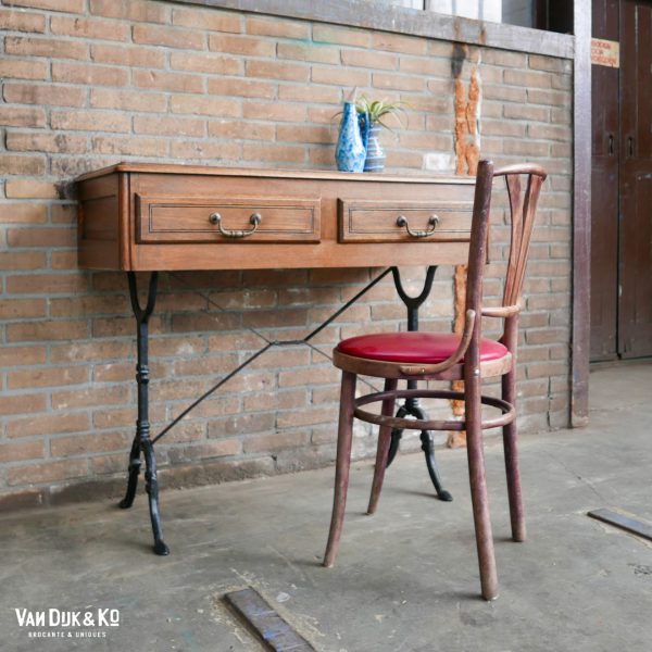 vintage bureau met ijzeren onderstel