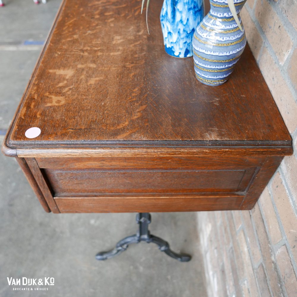 vintage bureau met ijzeren onderstel