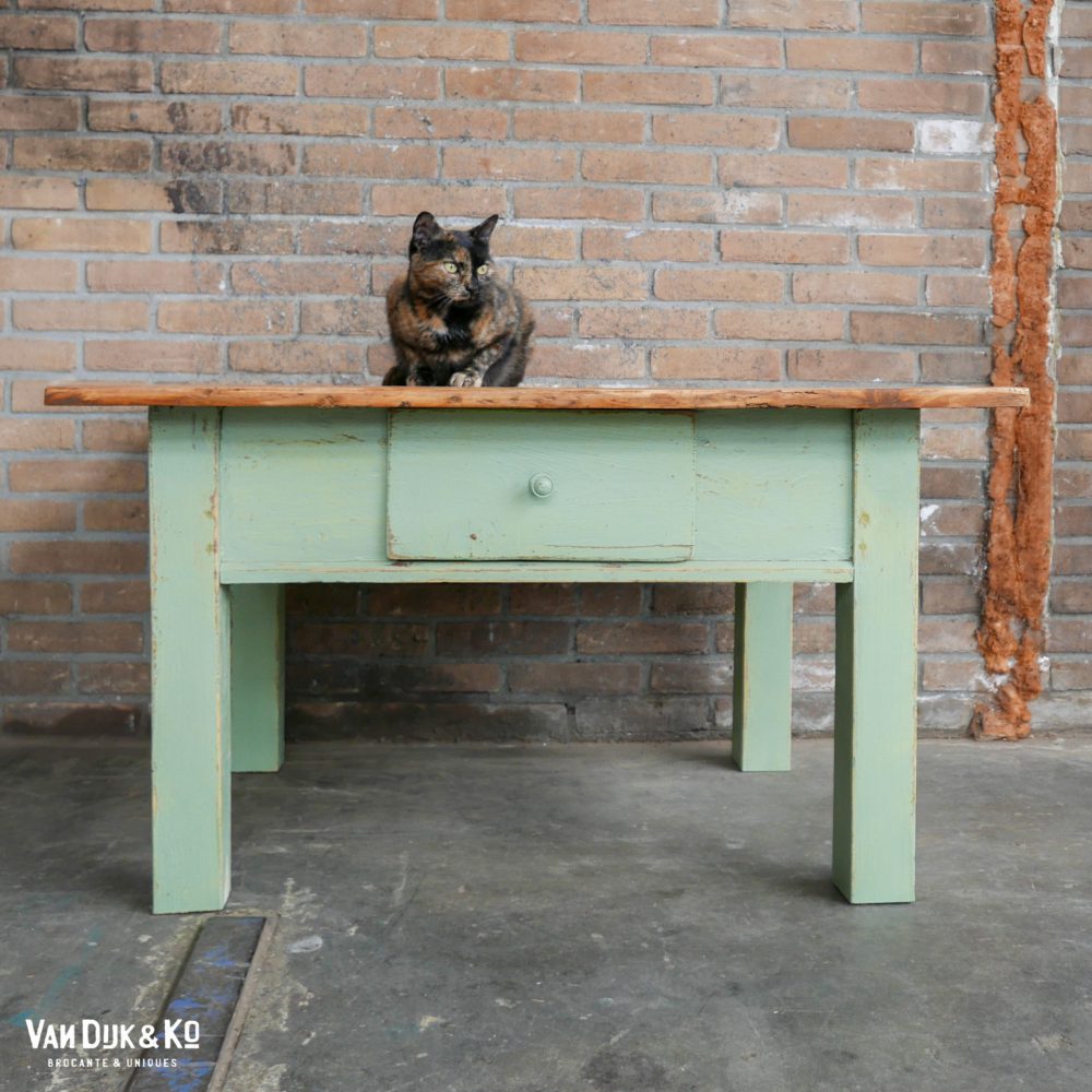 Groen tafeltje met houten blad