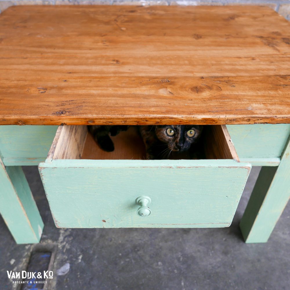 groen tafeltje met houten blad