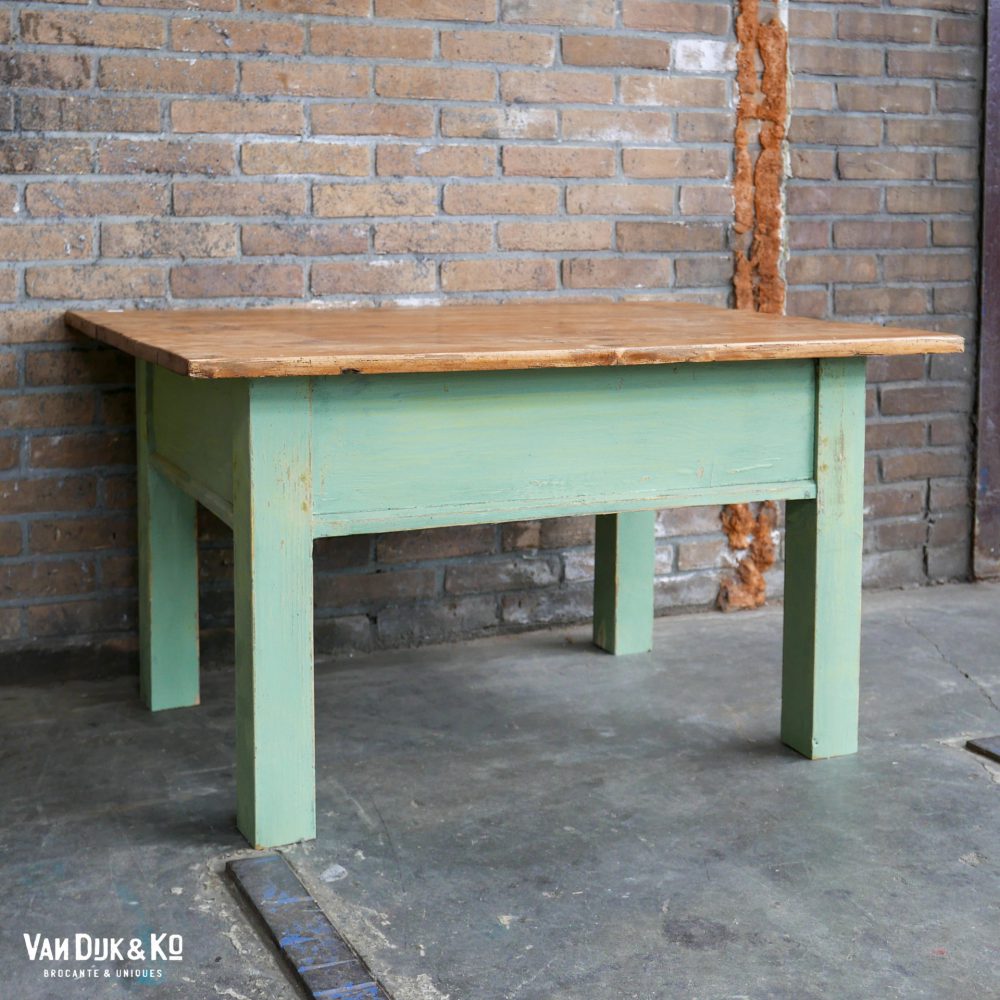 groen tafeltje met houten blad