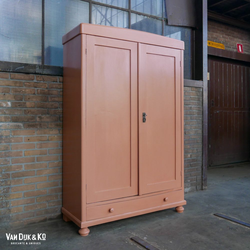 vintage roze kast