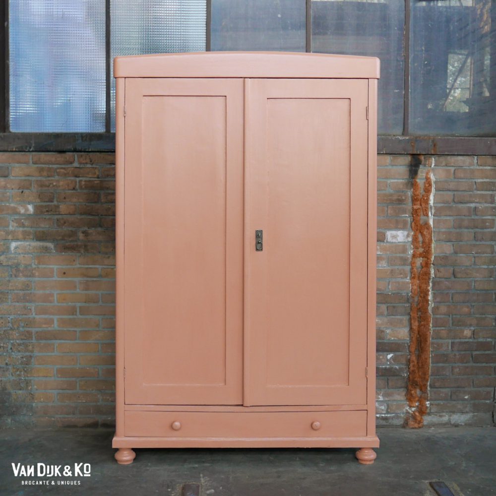 vintage roze kast