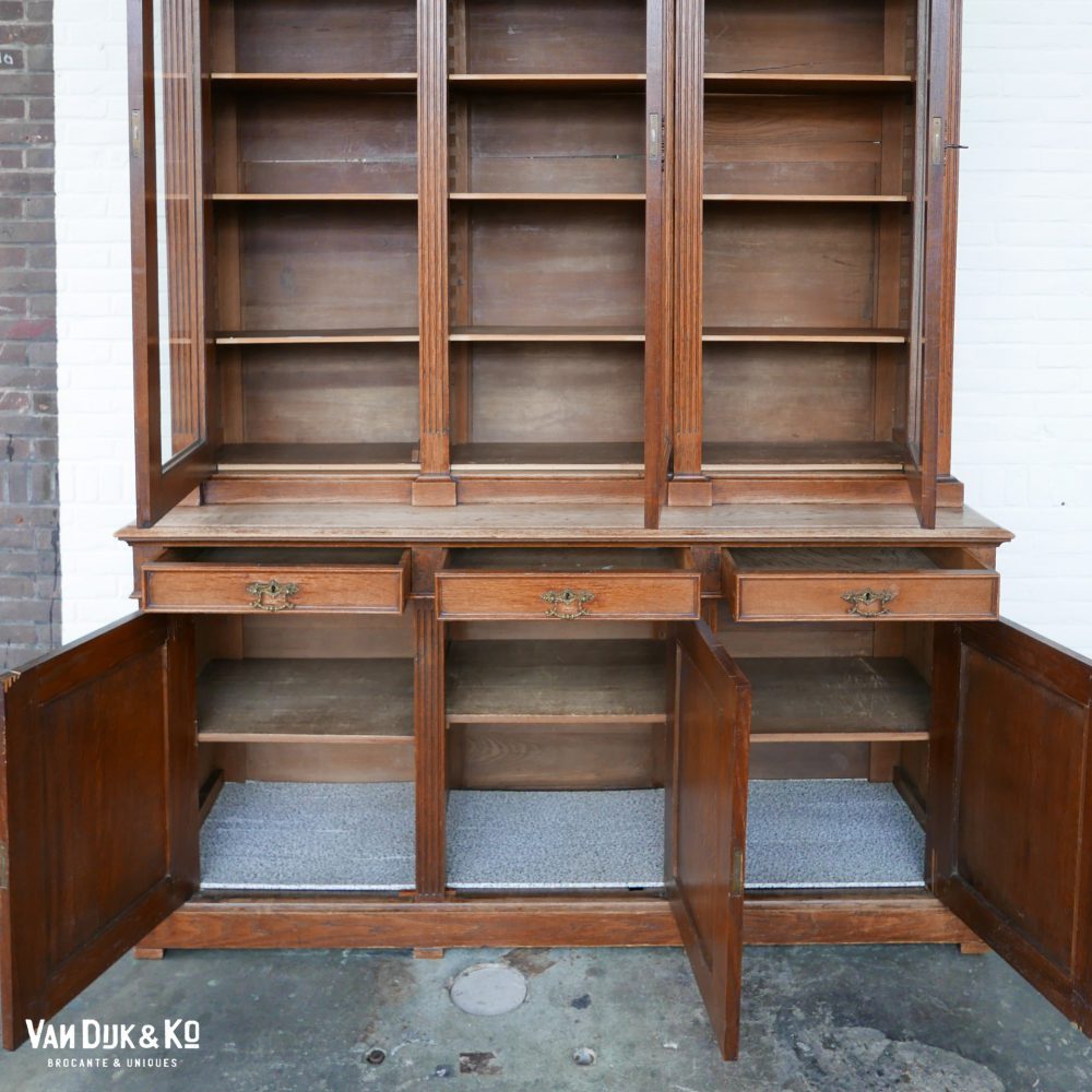 Vintage houten vitrinekast