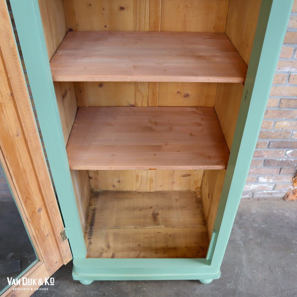 Groene vitrinekast