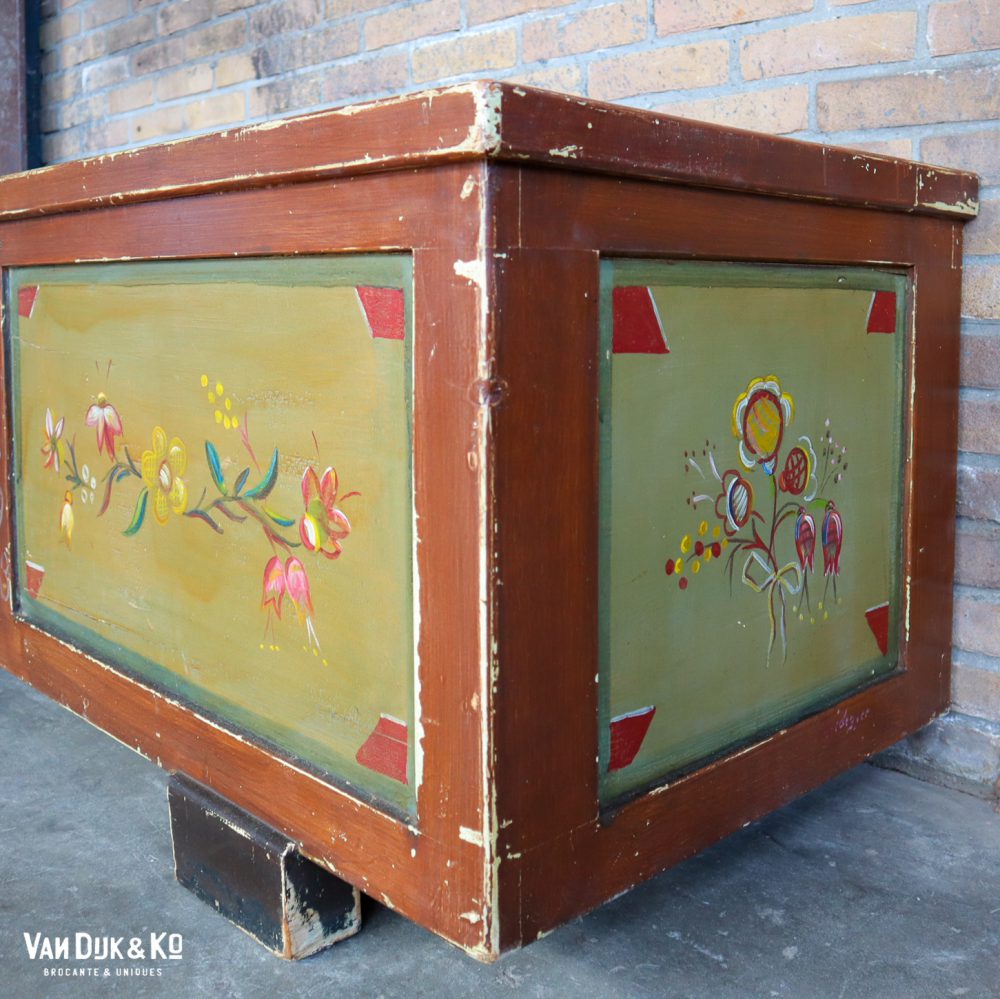 Beschilderde houten kist