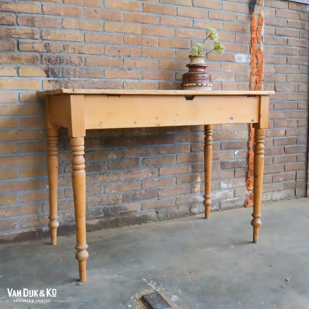 Brocante houten tafeltje