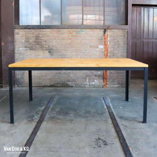 tafel met zwart metalen frame