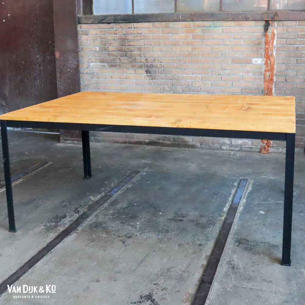 tafel met zwart metalen frame