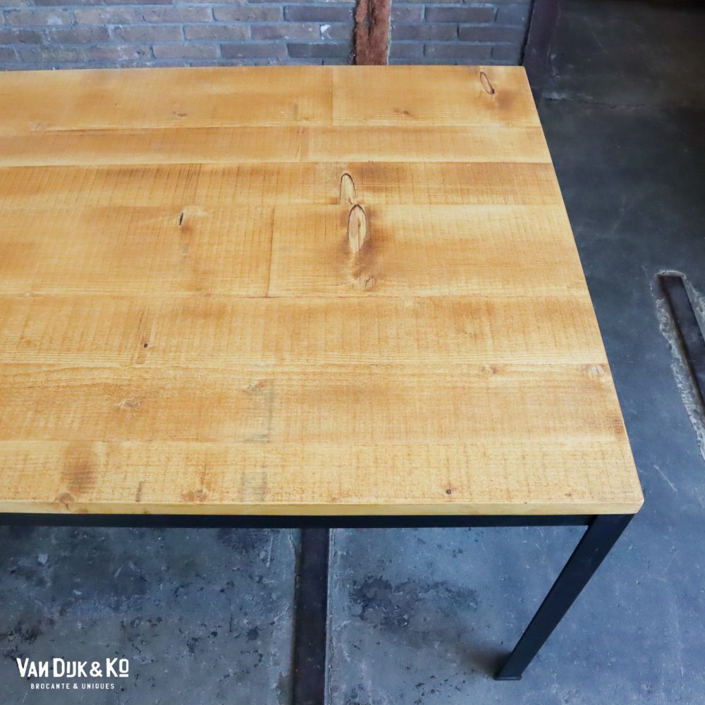 tafel met zwart metalen frame