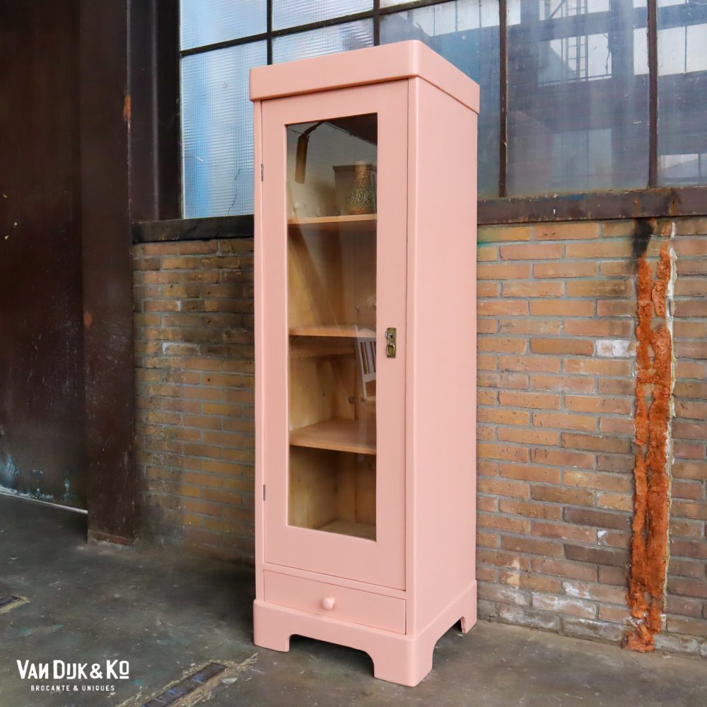 Roze eendeurs vitrinekast