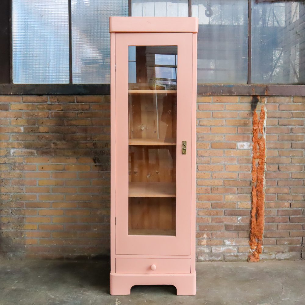 Roze eendeurs vitrinekast