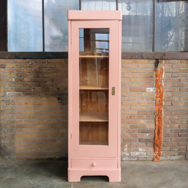 Roze eendeurs vitrinekast