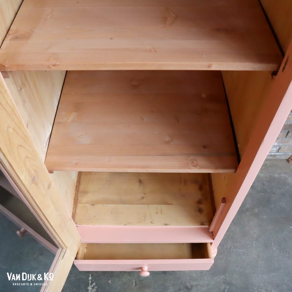 Roze eendeurs vitrinekast