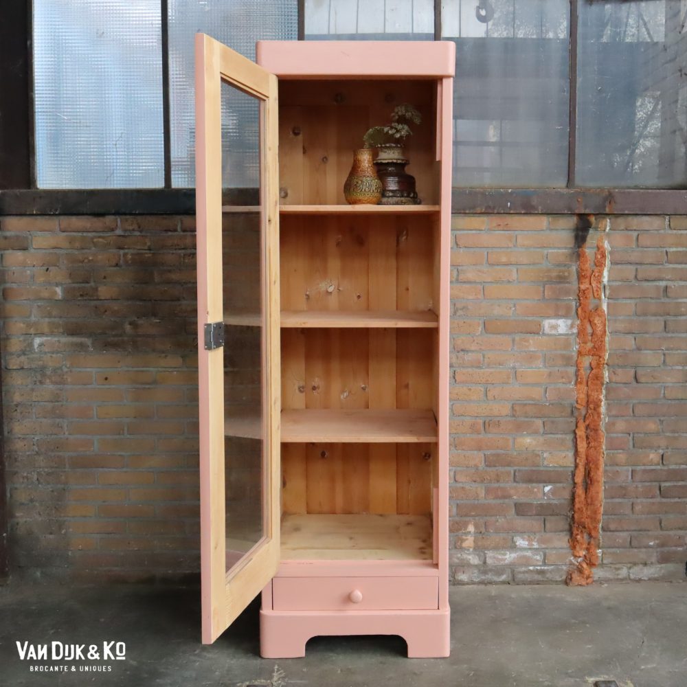 Roze eendeurs vitrinekast