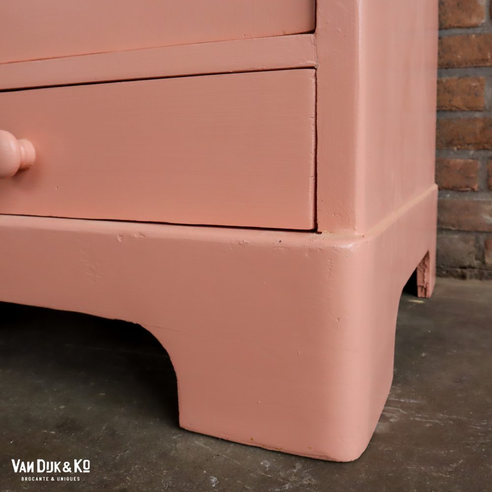 Roze eendeurs vitrinekast