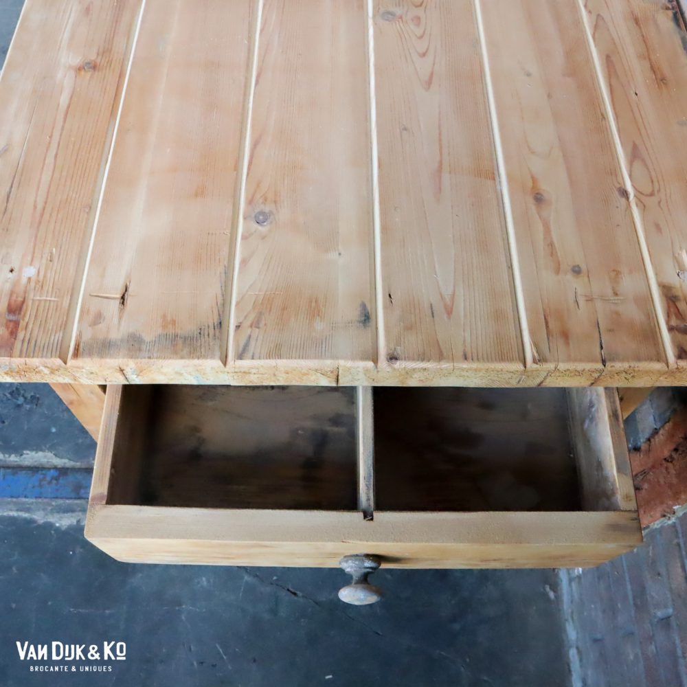 Houten tafel met lades